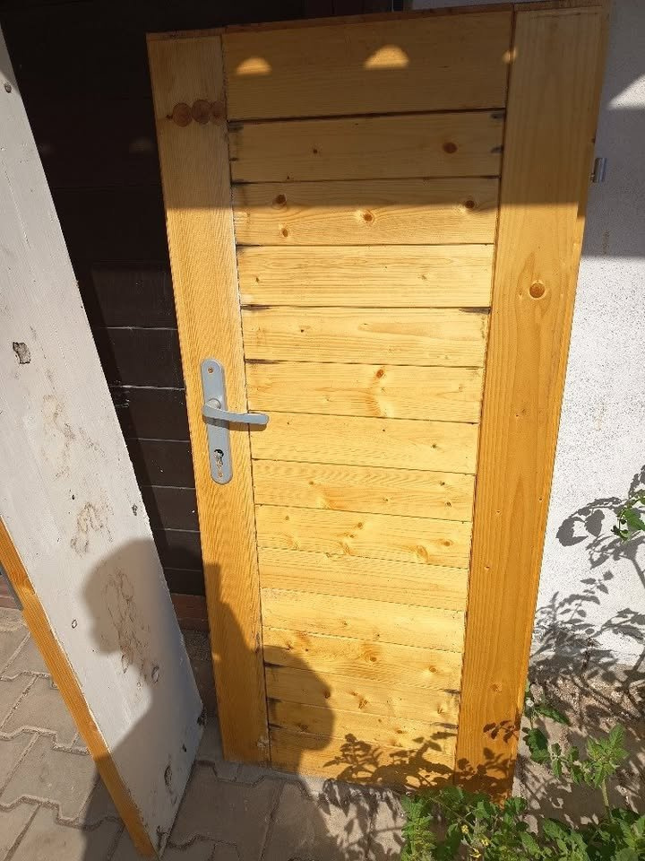 Dřevěné palubkové dveře zateplené, levé - 4