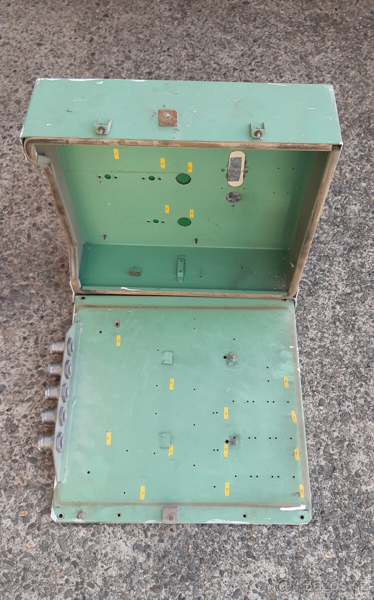 starší rozvodná elektro skříň - 4