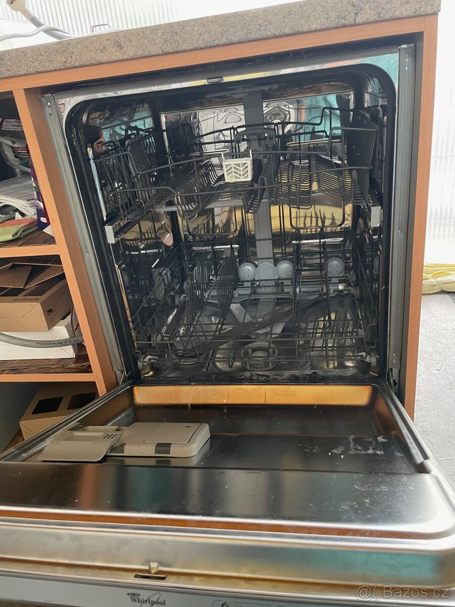 Vestavná myčka Whirpool - 4