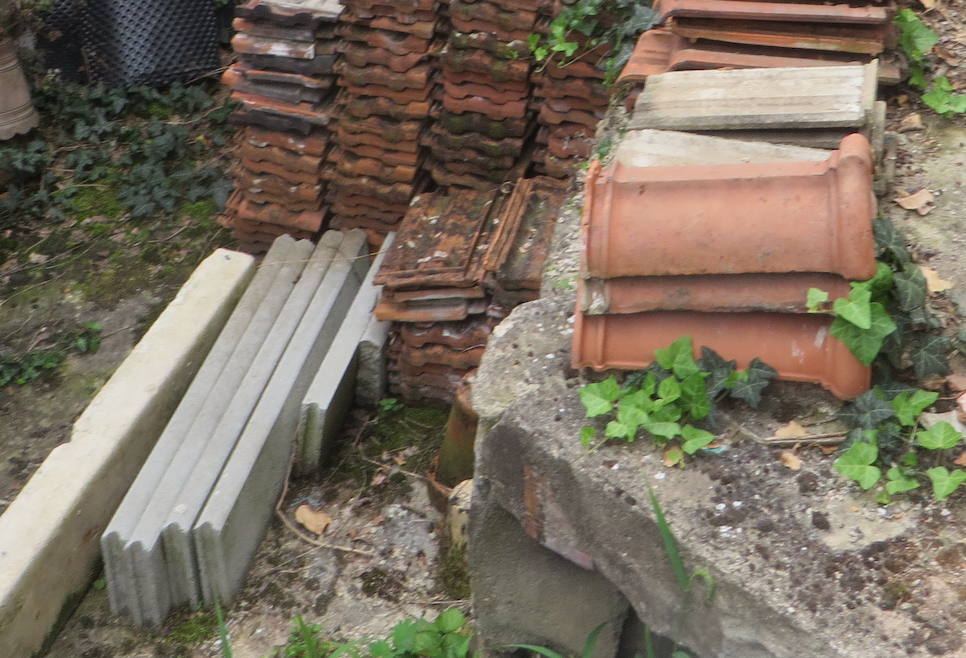 Nabízím starší střešní tašky a hřebenáče - 4