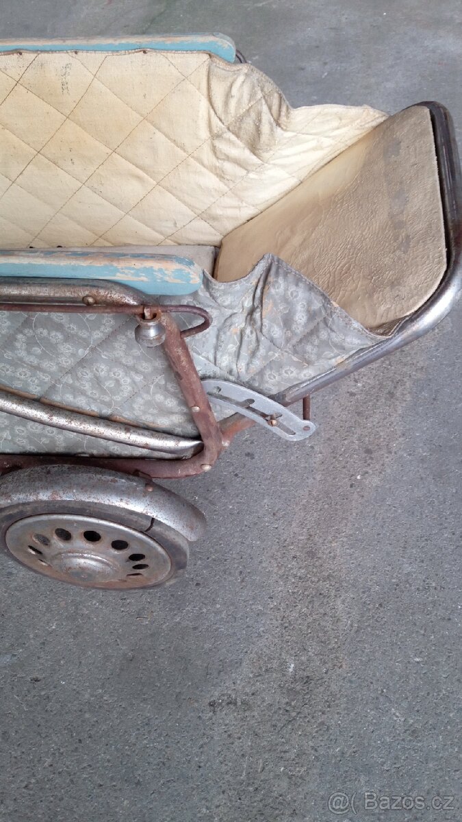 Starý kočárek na panenky - 4