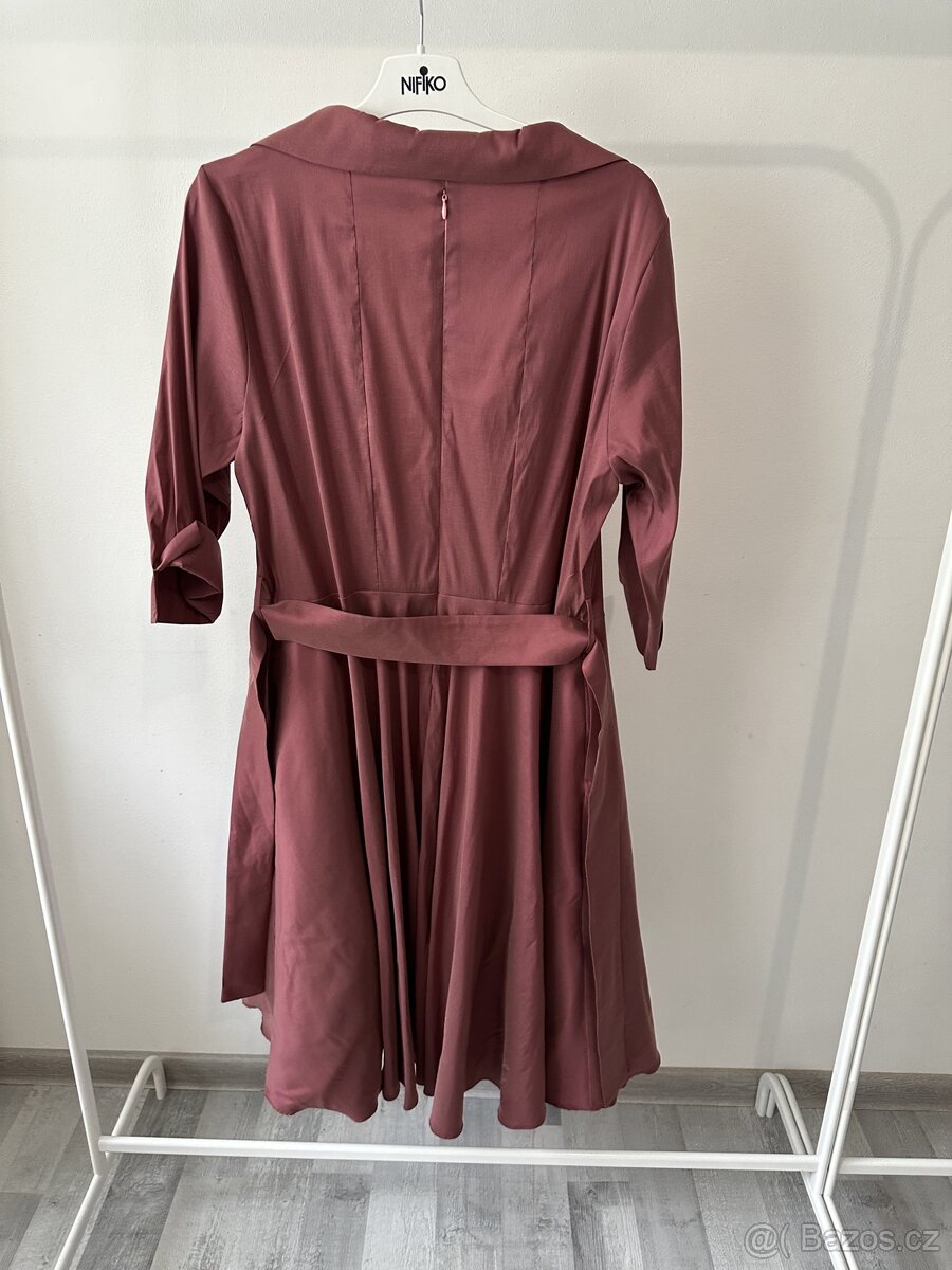 Vínové šaty áčkového střihu - 4