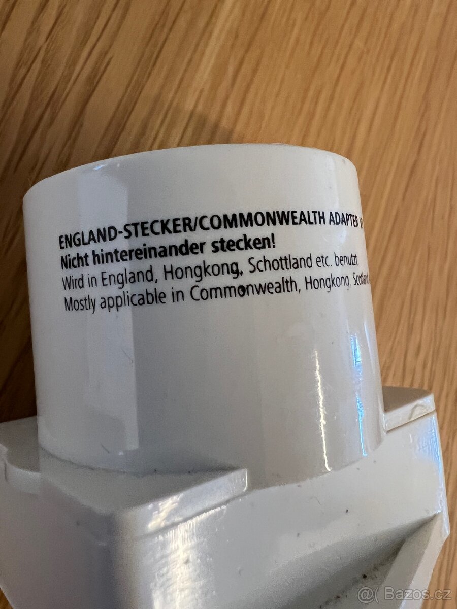 Adaptér cestovní do zásuvky UK - 4