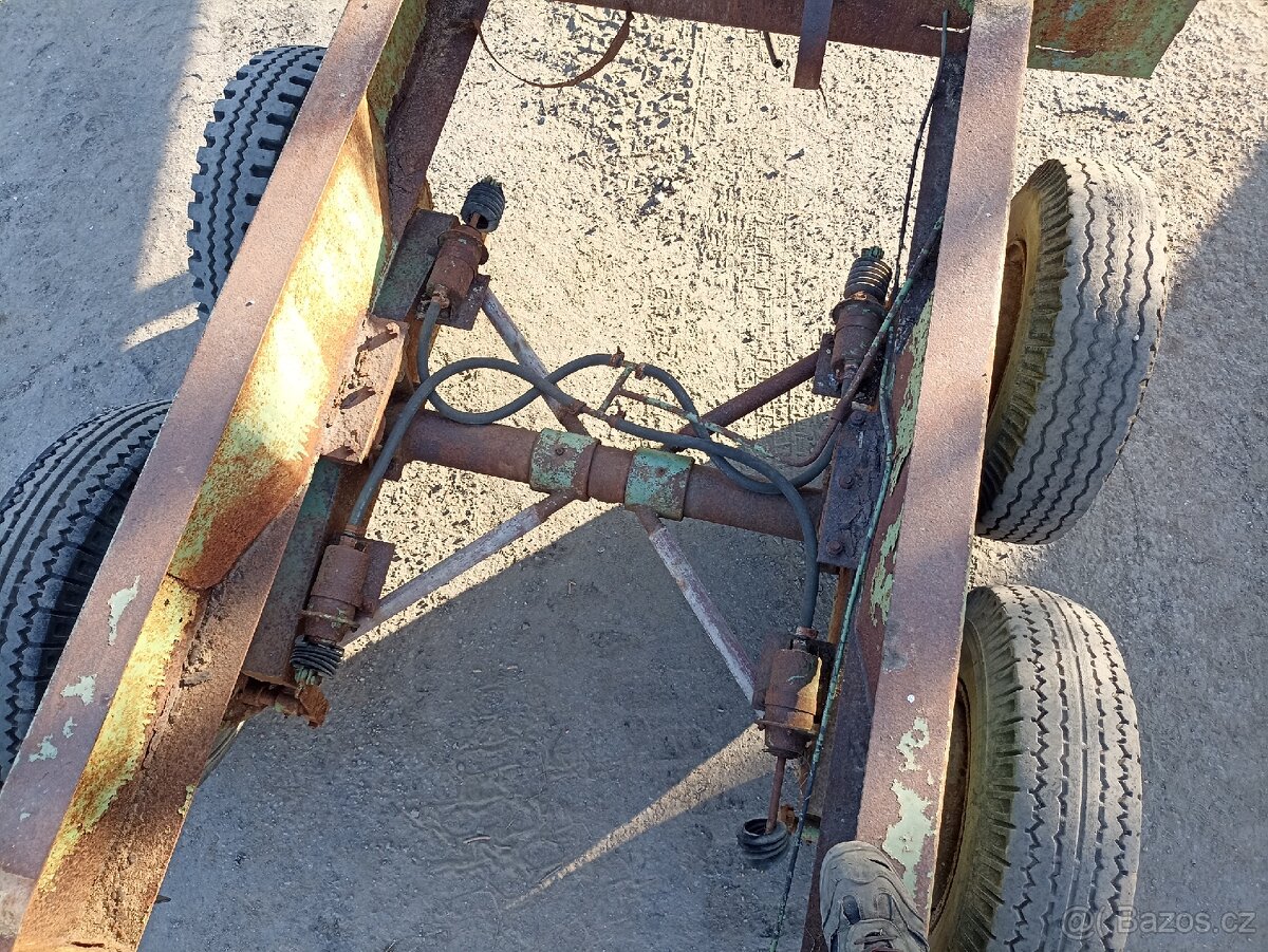 Podvozek s tandemovou nápravou z rozmetacího vozu. - 4
