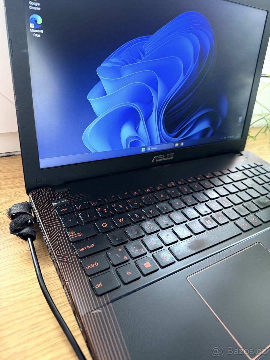 Prodám starší herní notebook Asus F550V - 4