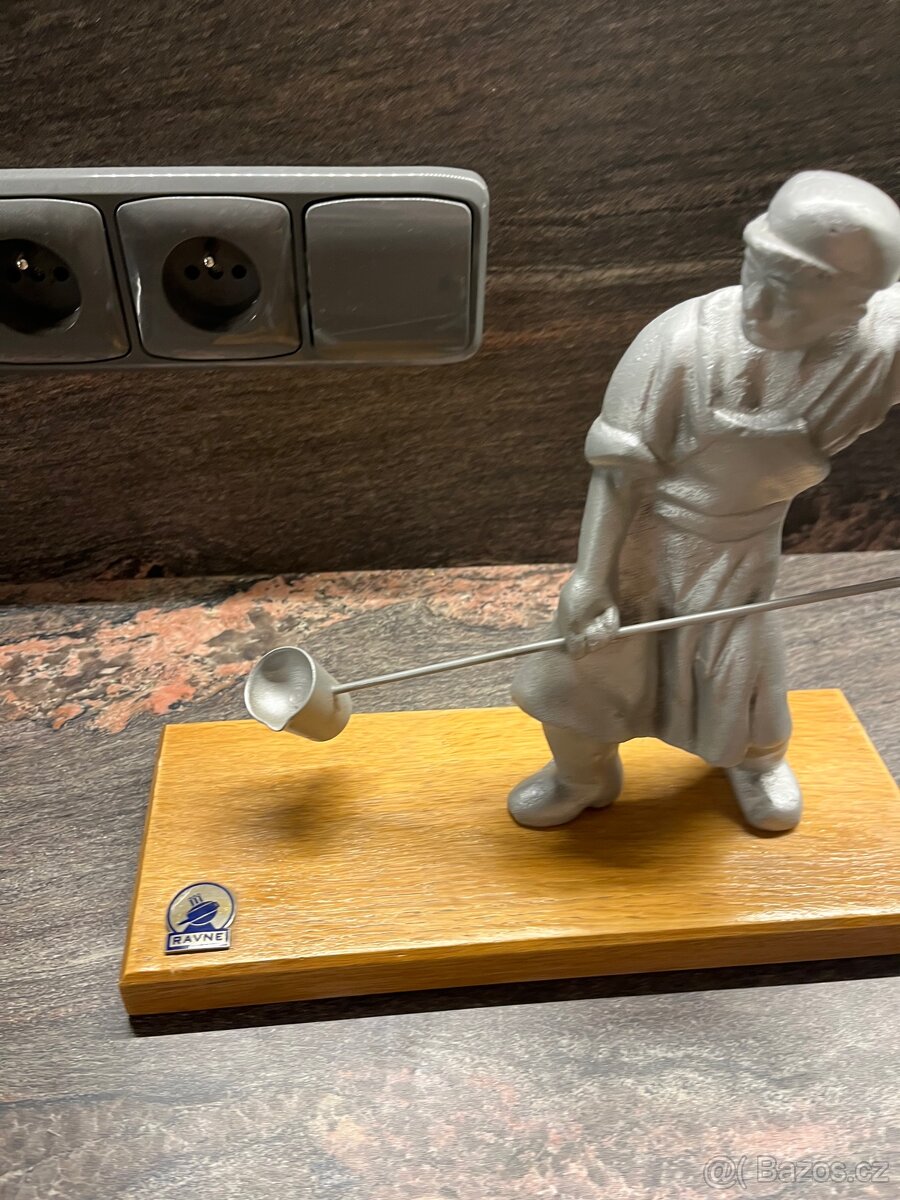 Soška slévač na podstavci - 4