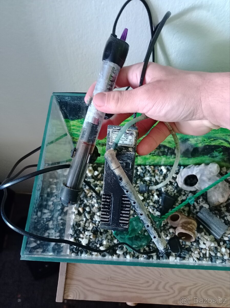 Menší akvárium s vybavením - 4