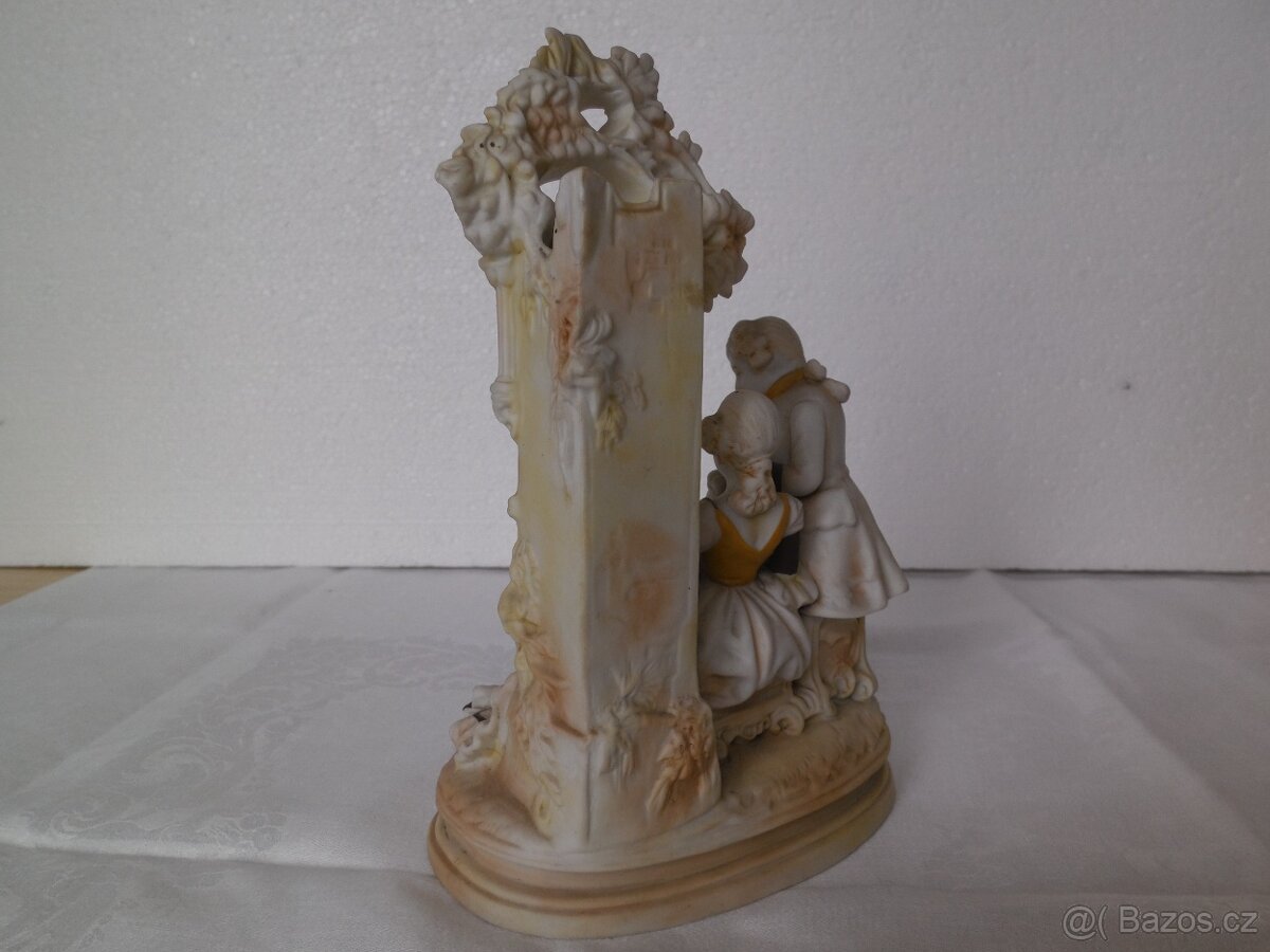 Krásné staré sousoší, zn. Pompadour. - 4