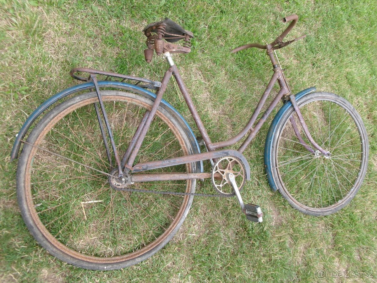 Prodám staré pánské jízdní kolo /nepůvodní barva/. Skladován - 4