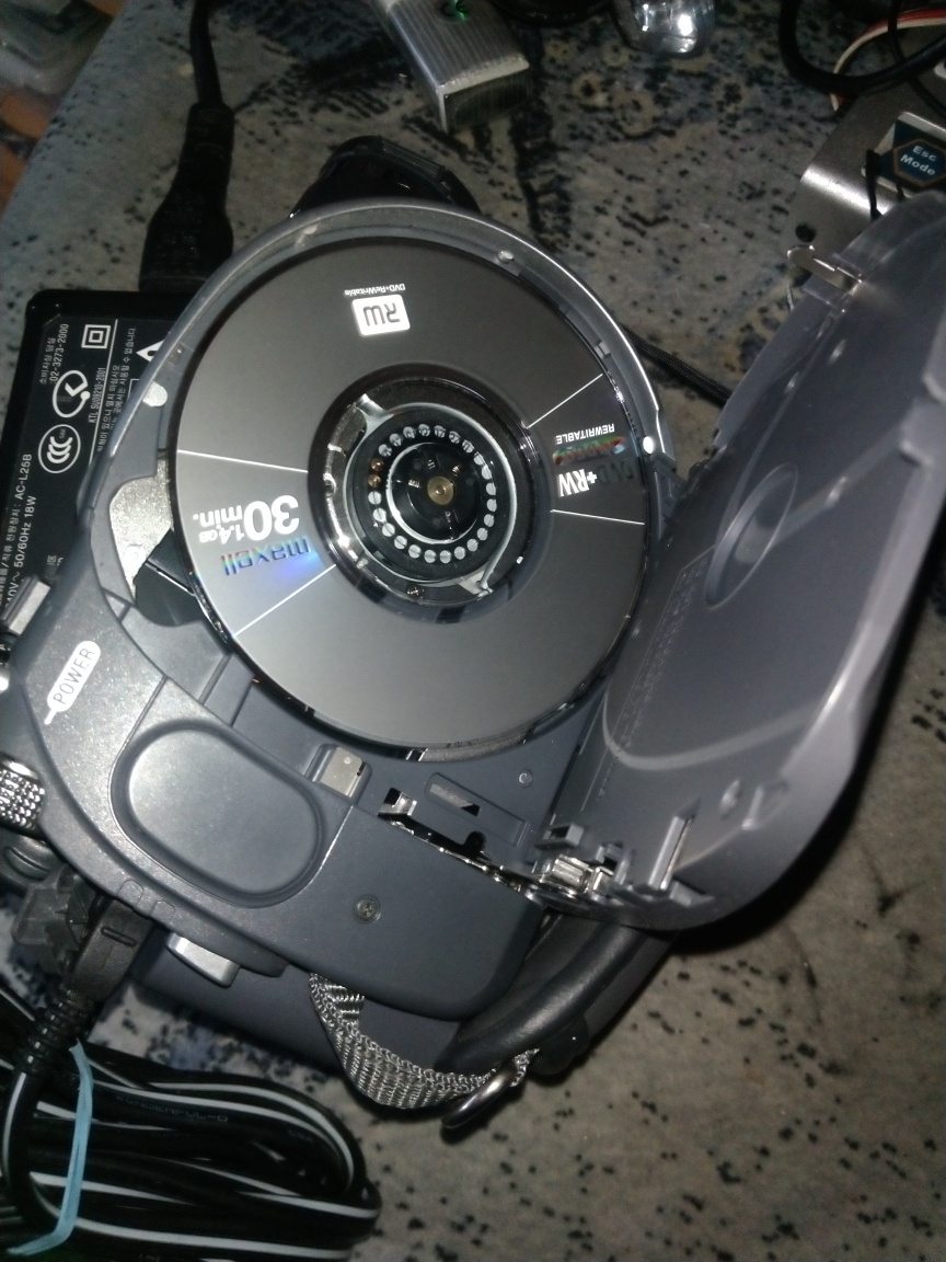 Sony DCR-DVD 105E Handycam - 4