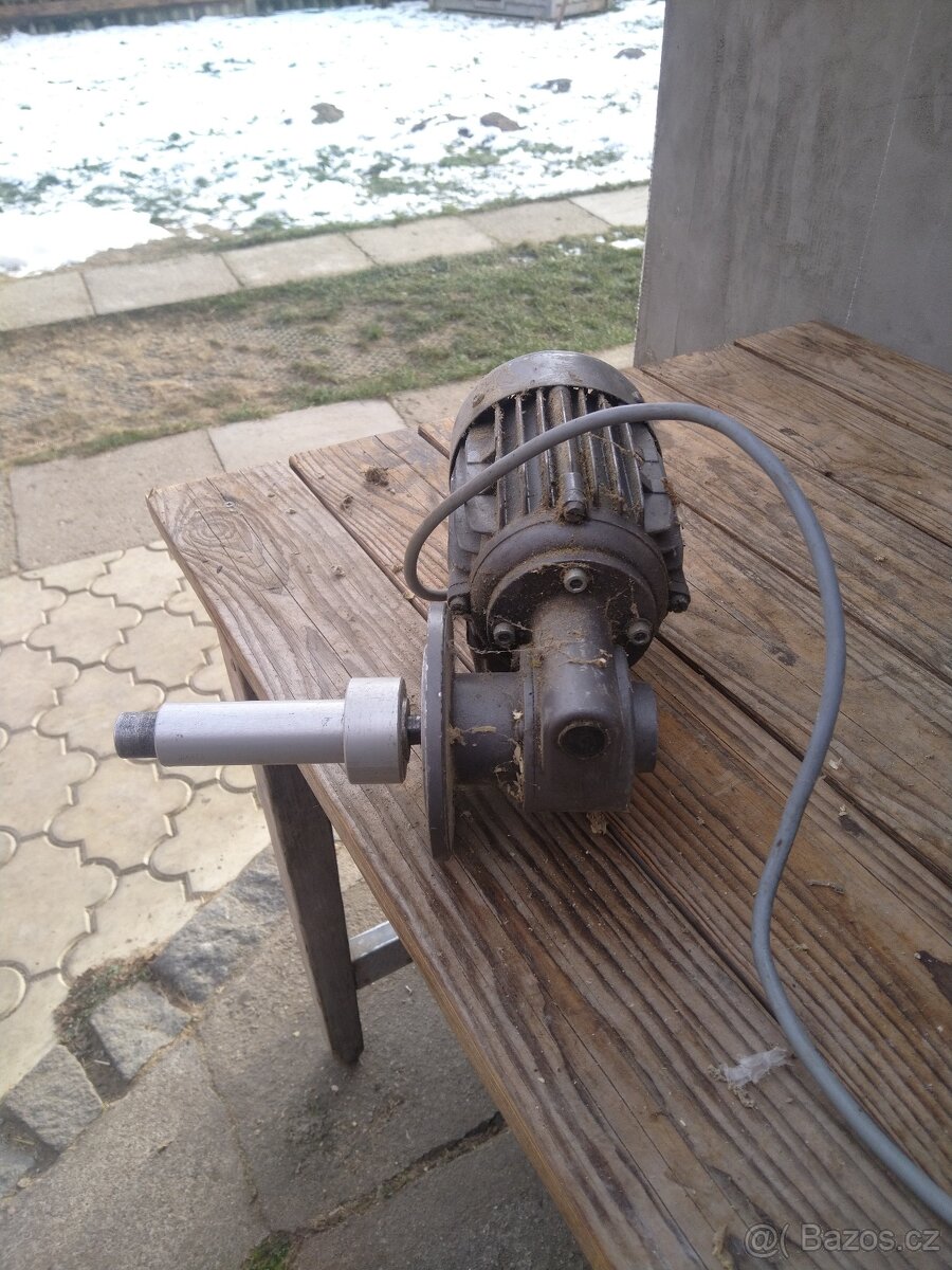Elektromotor s převodovkou - 4
