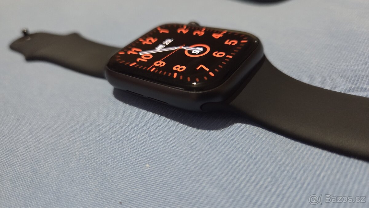 Apple Watch SE 44mm (1. generace) - 4