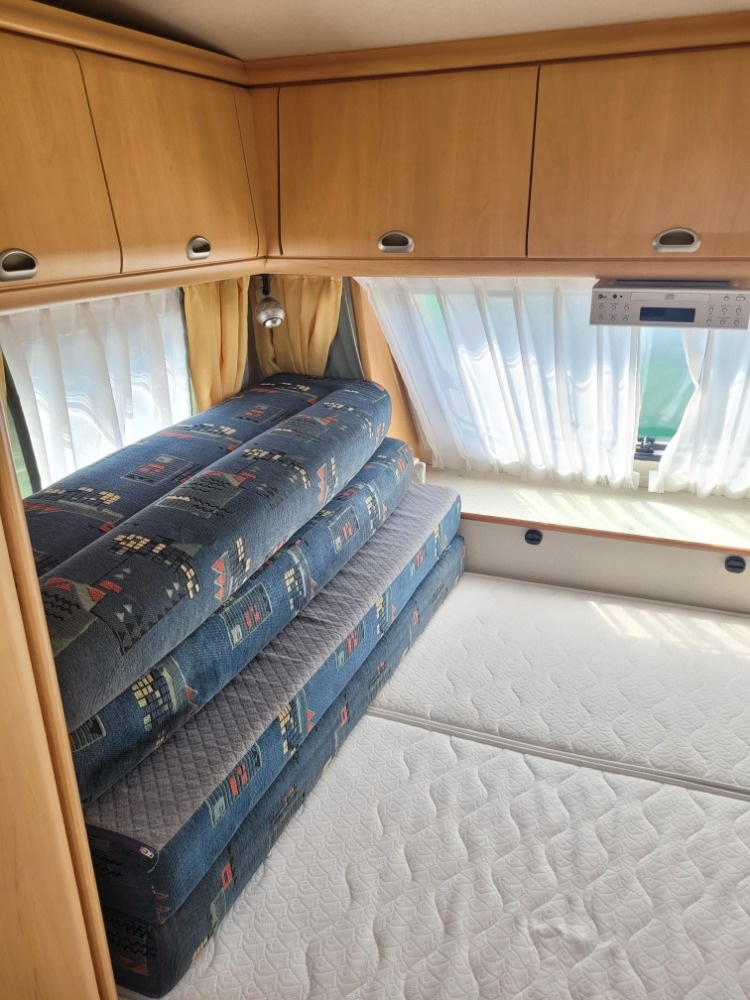 Obytný přívěs-karavan Hobby 400 deluxe Easy s pojezdem. - 4