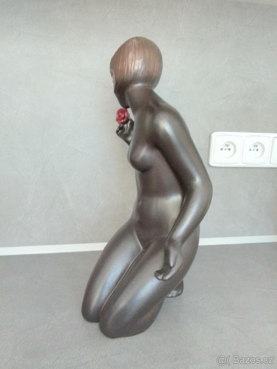 SOŠKA- KLEČÍCÍ PANNA S RŮŽÍ - 4