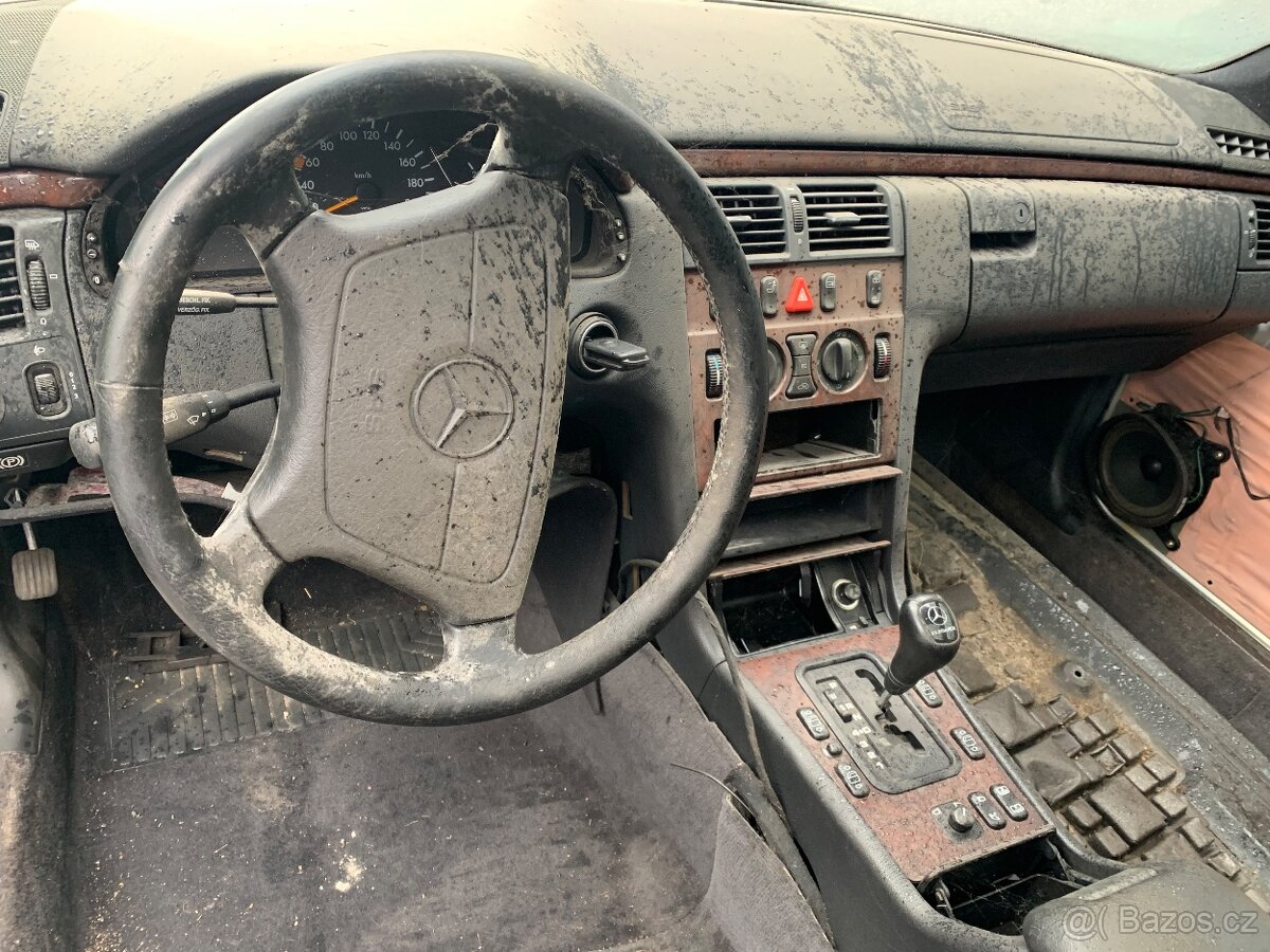 Prodám Mercedes-Benz W210 - 290TD - vůz je bez motoru. - 4