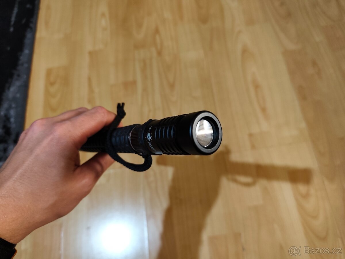 Kalený teleskopický obušek ESP 21" se svítilnou - 4