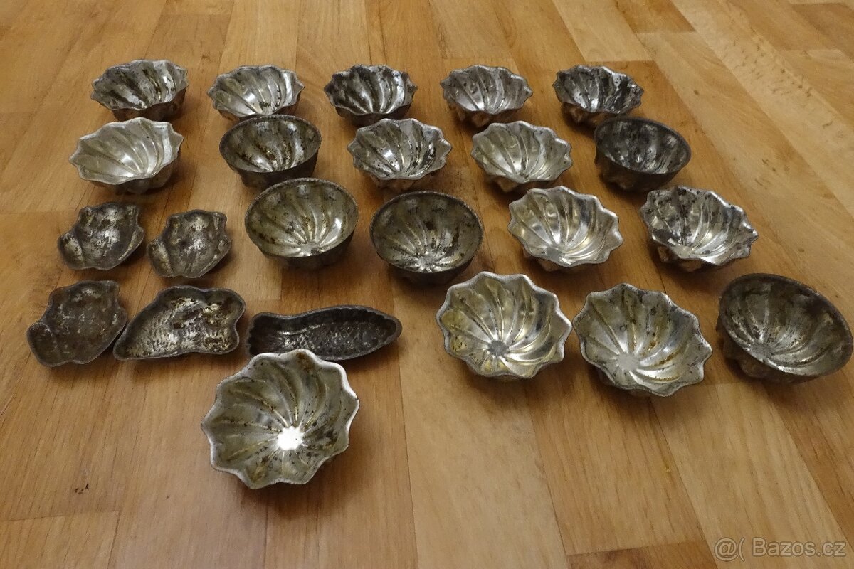 Velký konvolut starých kovových formiček – bábovičky, ryby.. - 4