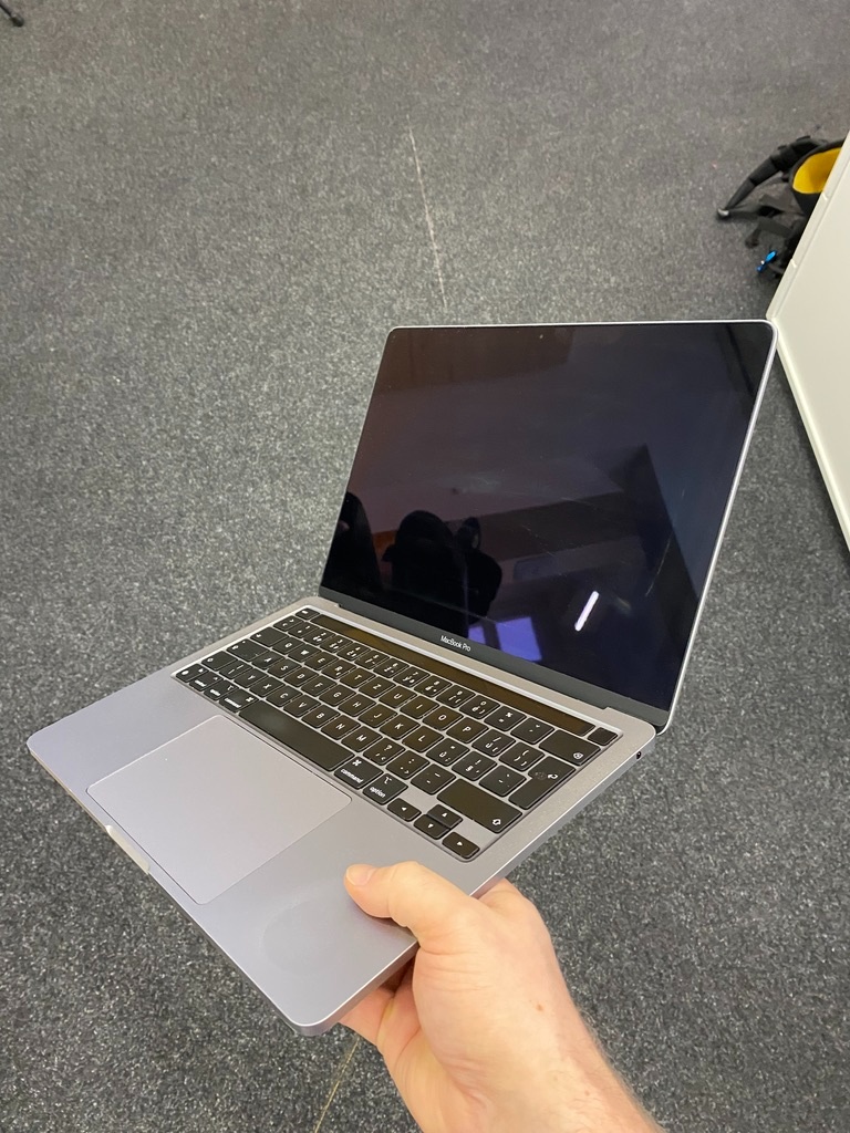 Apple MacBook Pro 13" / M2 / 2022 / 16GB RAM / 256GB SSD / - 4