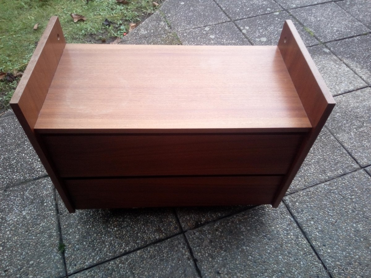 Věšáková stěna - 4