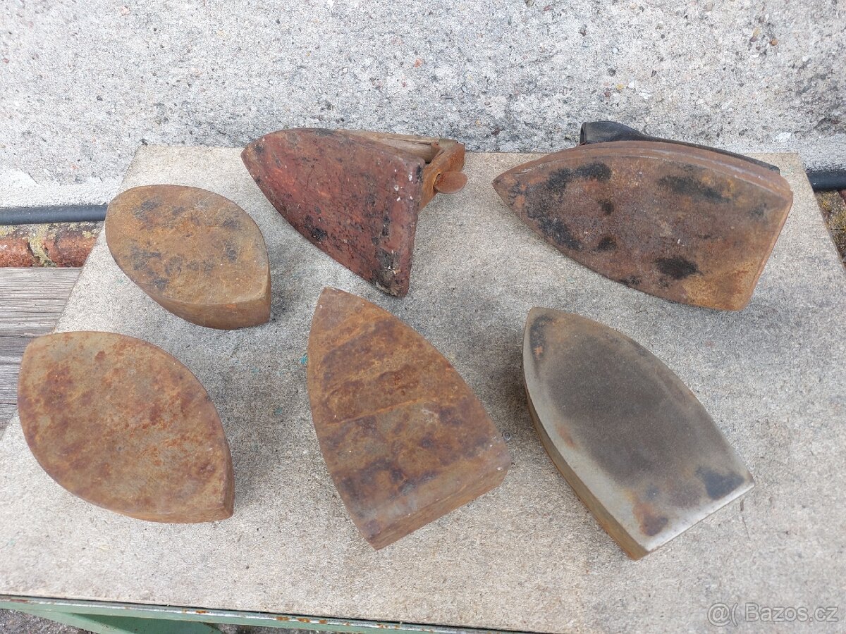 Staré žehličky a části. - 4