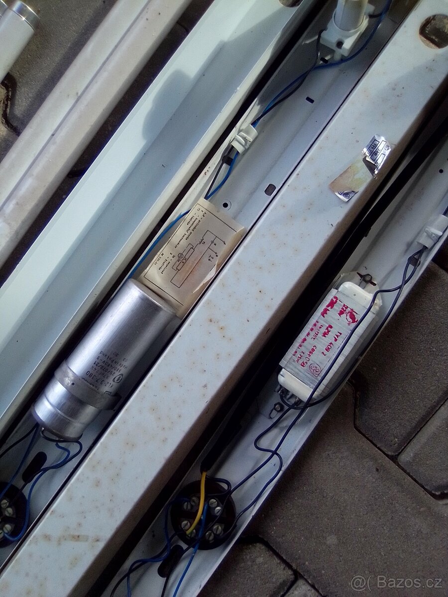 starší zářivky plus dvě kratší trubice - 4