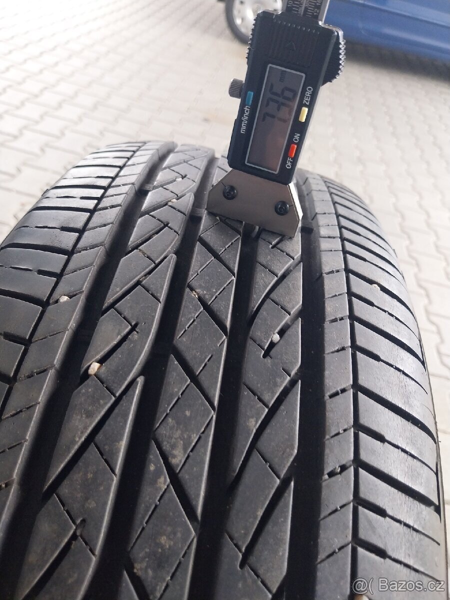 Prodám 2 x letní pneu Bridgestone 215/60/17 - 4