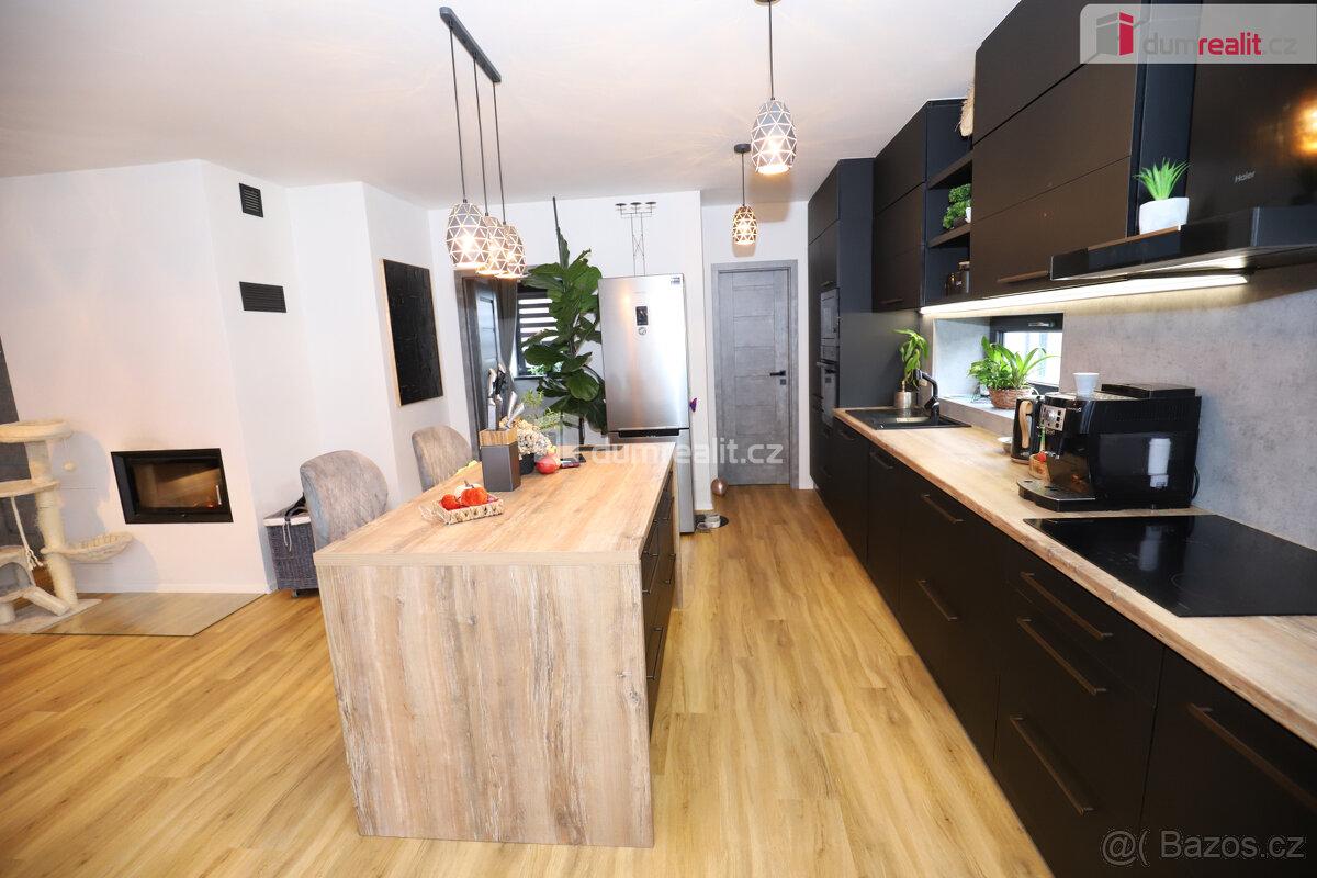 Krásný dokončený zkolaudovaný rodinný dům 5+kk se zahradou v - 4