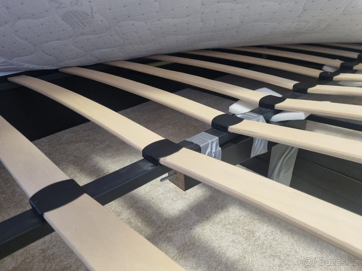 Postel, 160 cm široká včetně roštu. - 4