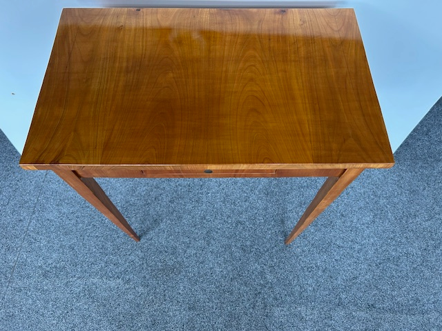 Stolek biedermeier v třešni. - 4