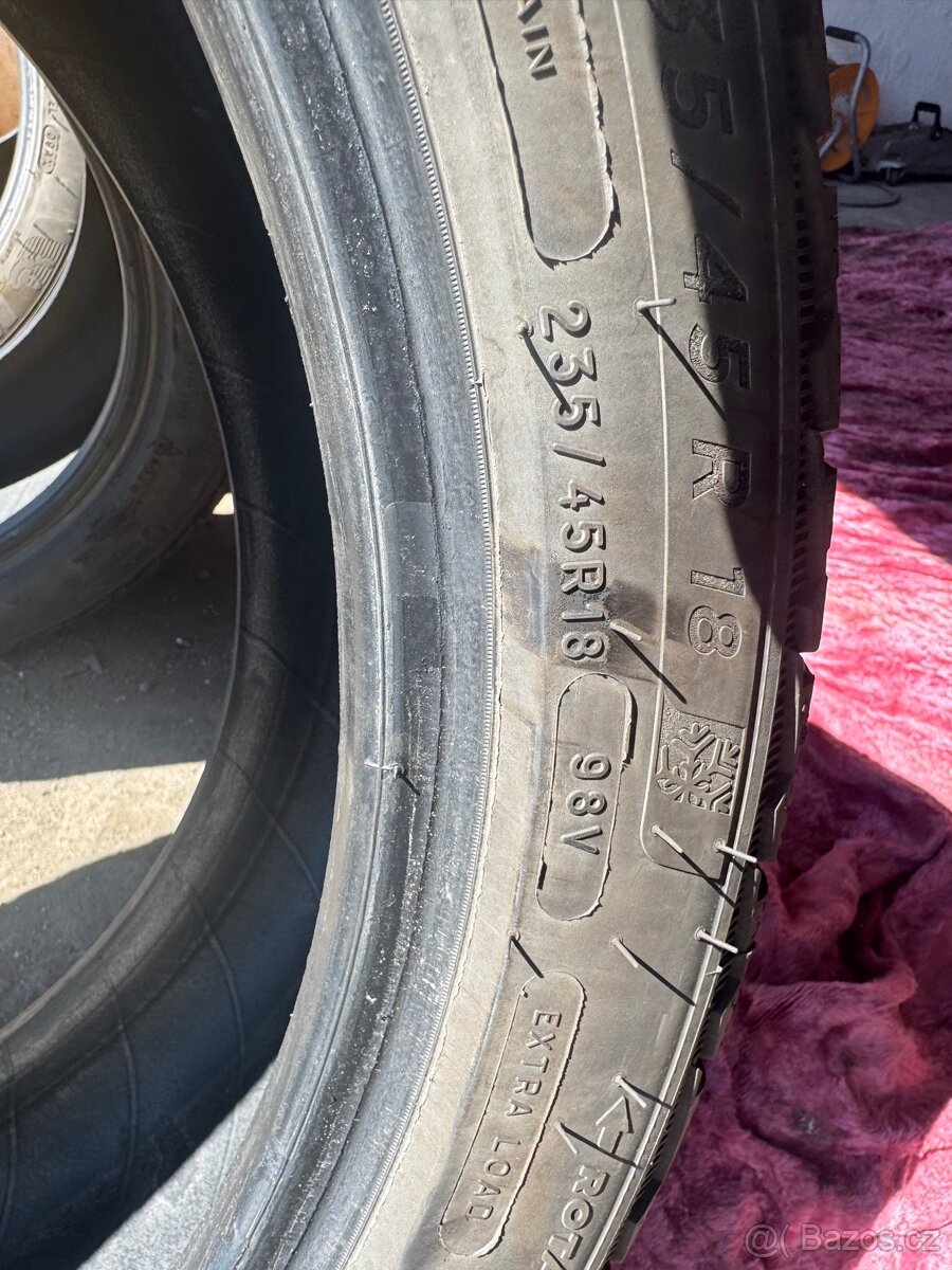 Pneu 235/45R18 - 4