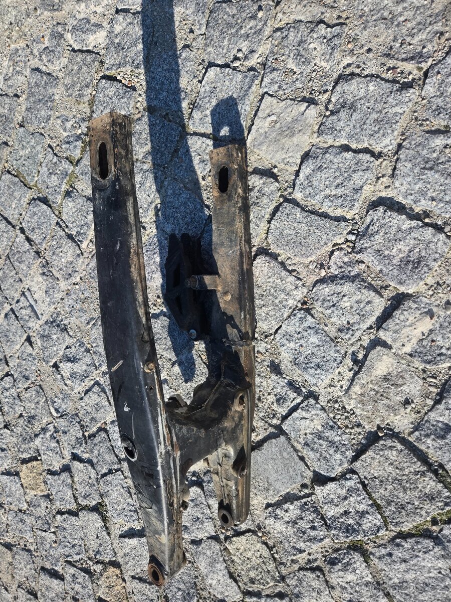 Zadní kyvna vidlice husqvarna 125 - 4