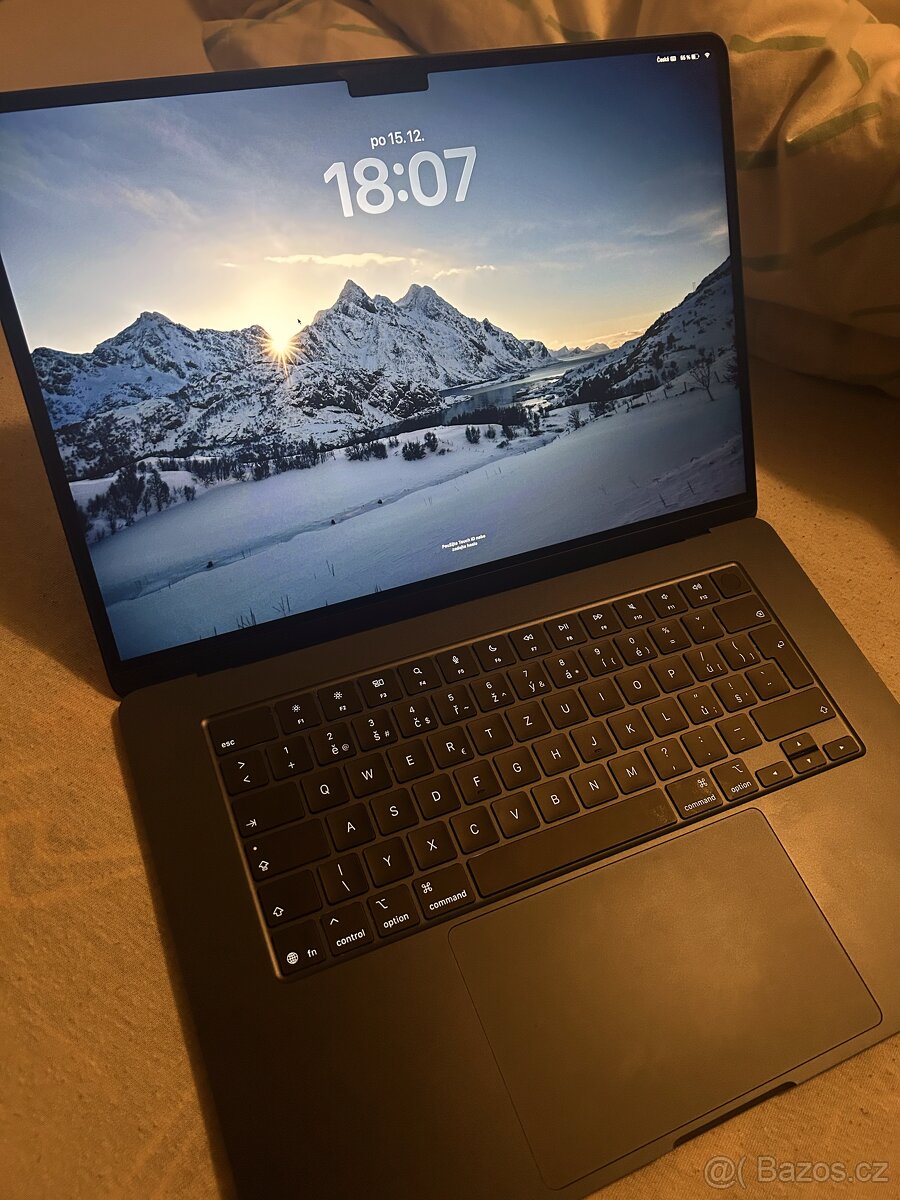 MacBook Air 15" M4 CZ 2025 Temně Inkoustový - 4