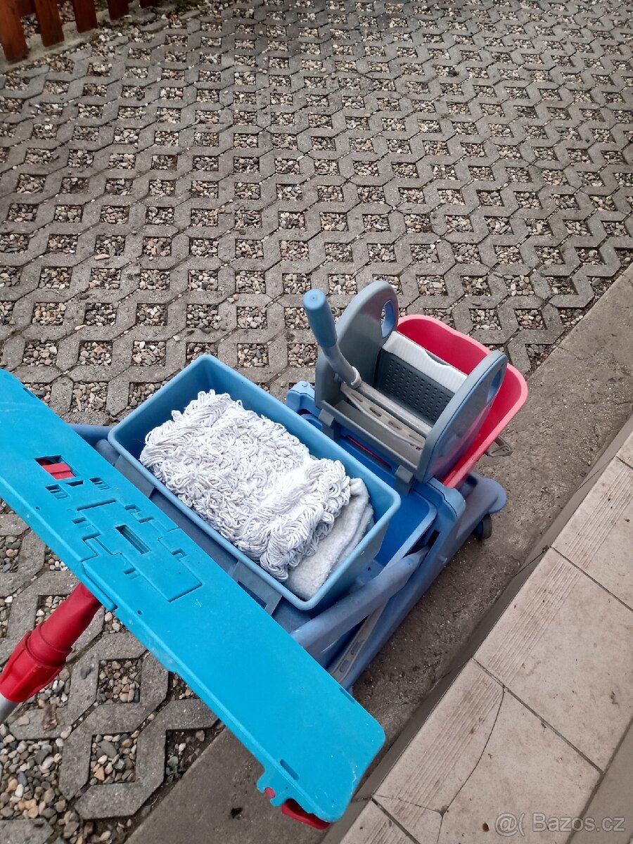 Čistič na okna + úklidový komplet - 4