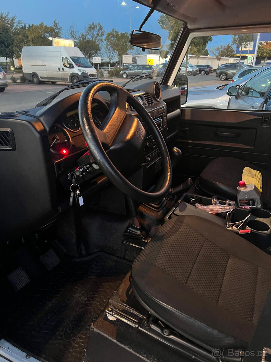 LAND ROVER DEFENDER