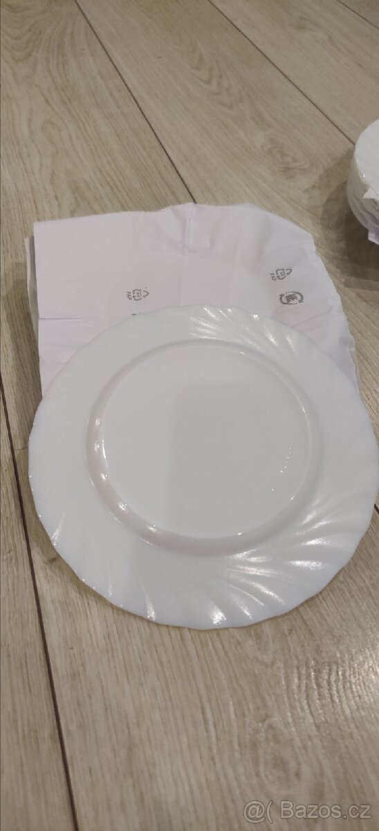 Sada bílých talířů - 4