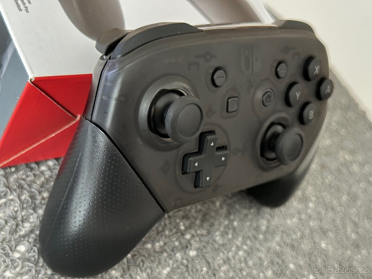 Nintendo Switch Pro Controller - 4
