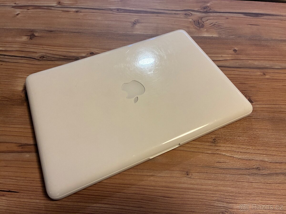 Apple MacBook White – 8 GB RAM, SSD - 4