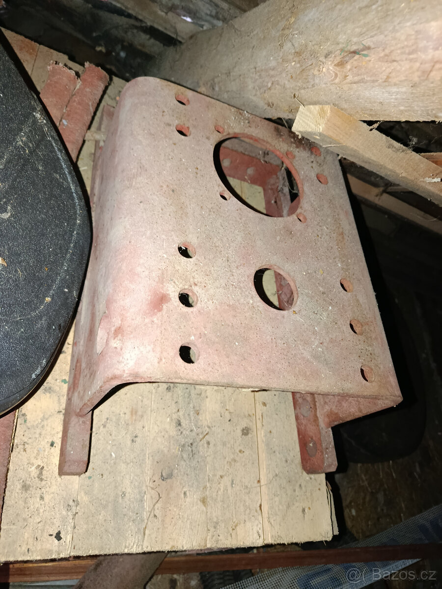 Horní závěs ZETOR - 4