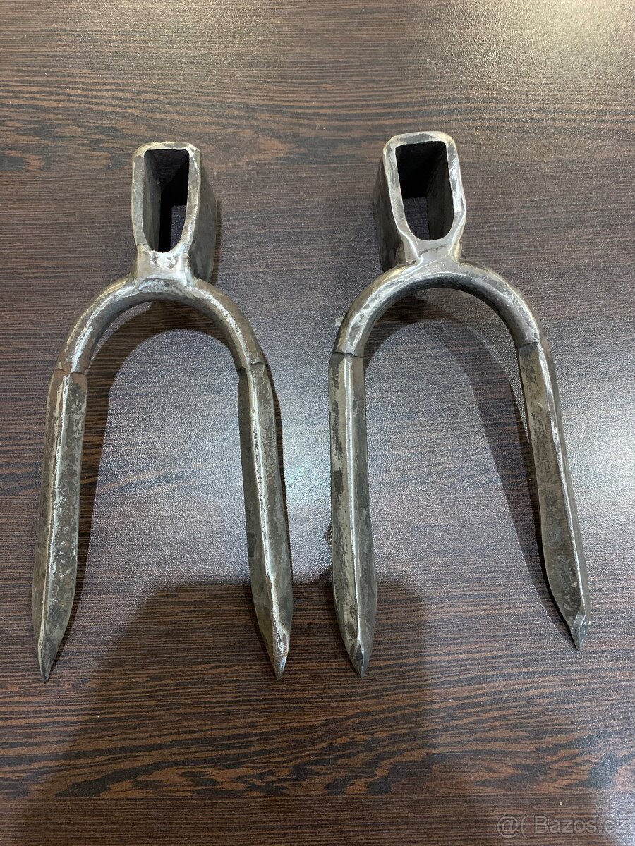 Kovaný kopáč, motyka - dvouhrotá. - 4