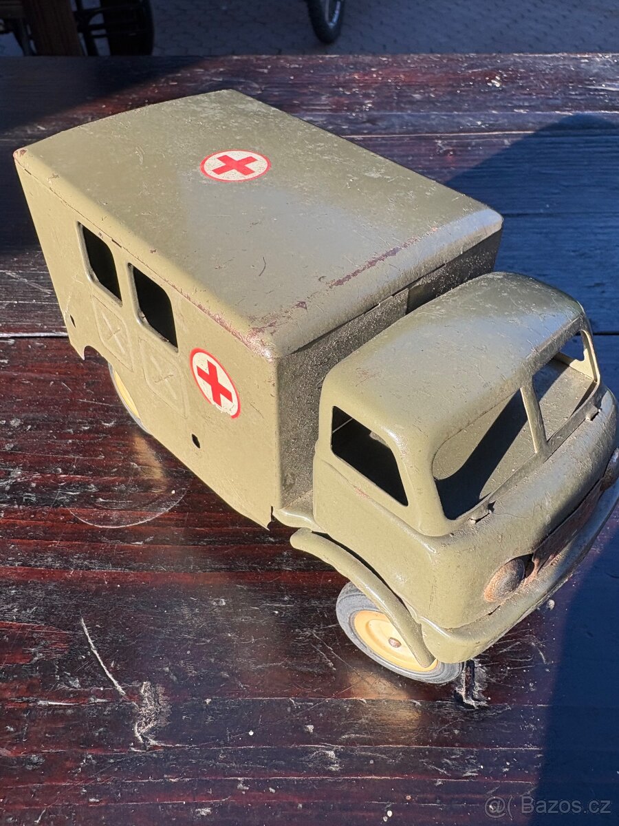 Tatra 805 sanitka na klíček - 4