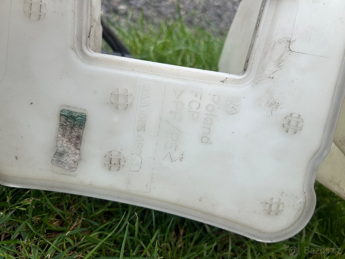 Nádobka ostřikovačů s čerpadly- Passat B7 - 4