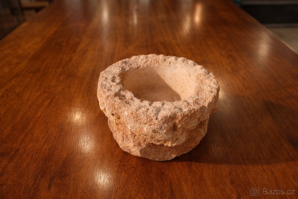 Kamenné kulaté květináče - 4