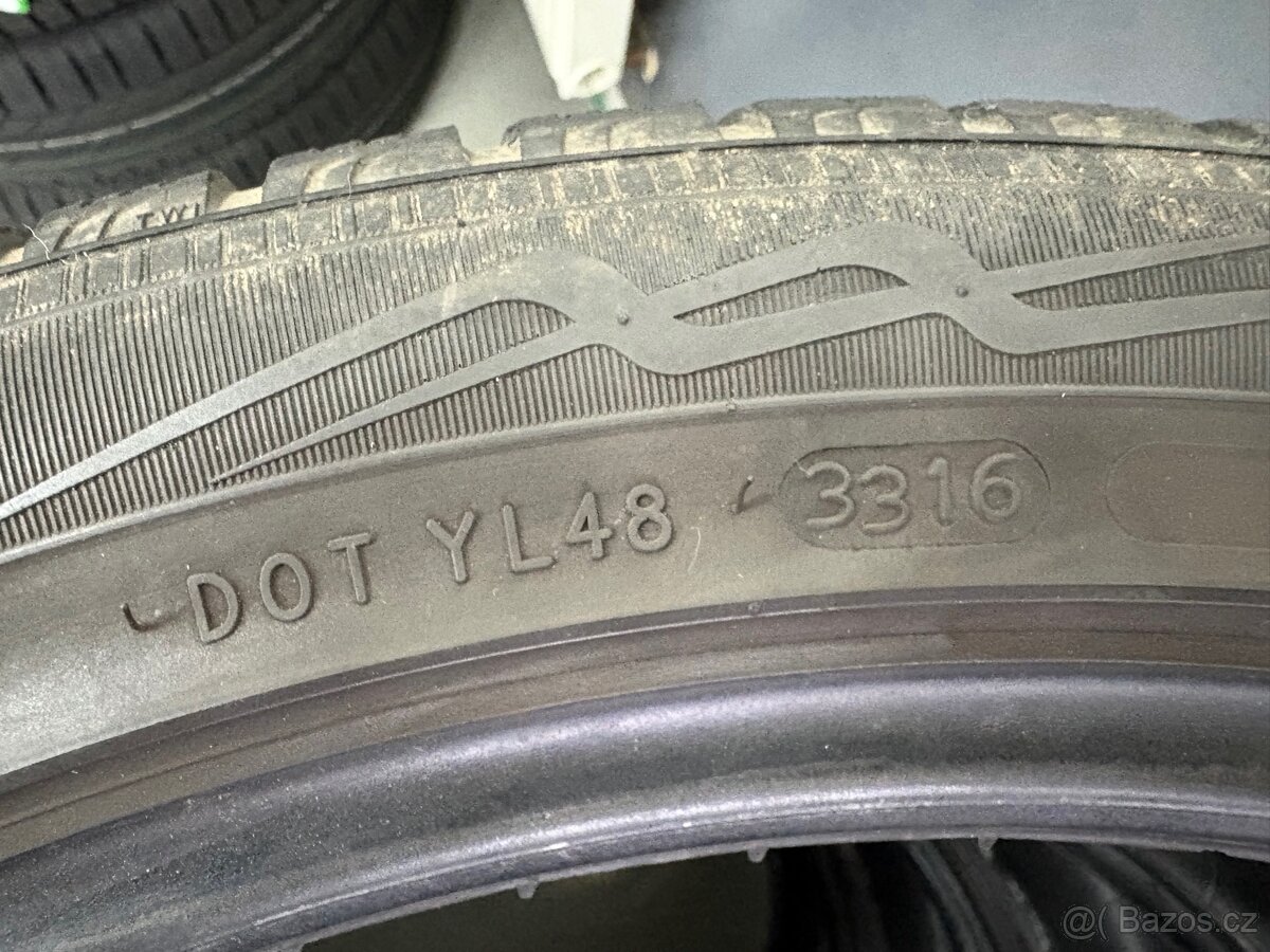 Zimní pneu Nokian 245/40 R19 - 4