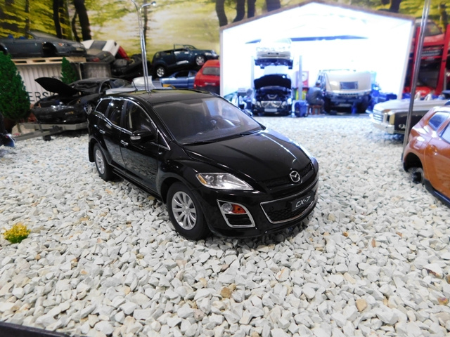 model auta Mazda CX7 1:18 čierna farba - 4