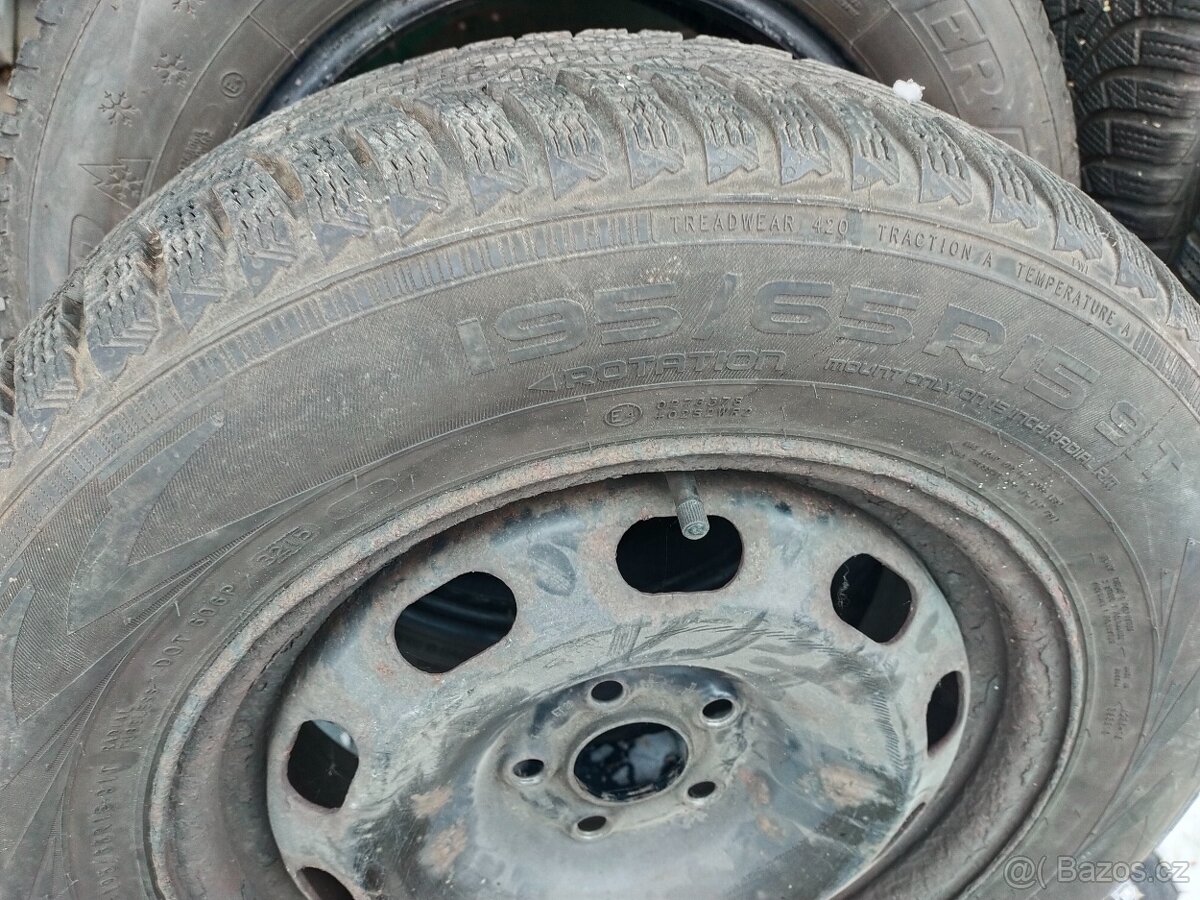 Prodám zimní pneu 205/55/16 se vzorkem 4,5 mm az 6,5 mm. - 4