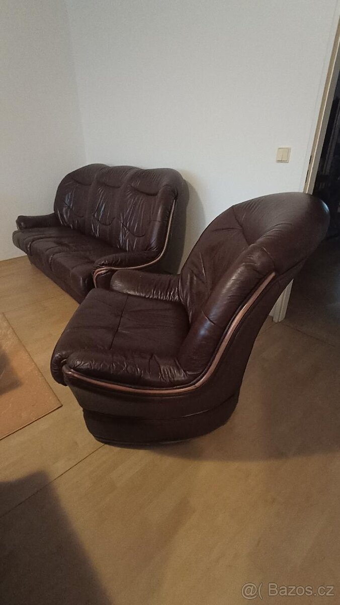 stará kožená sedačka - 4