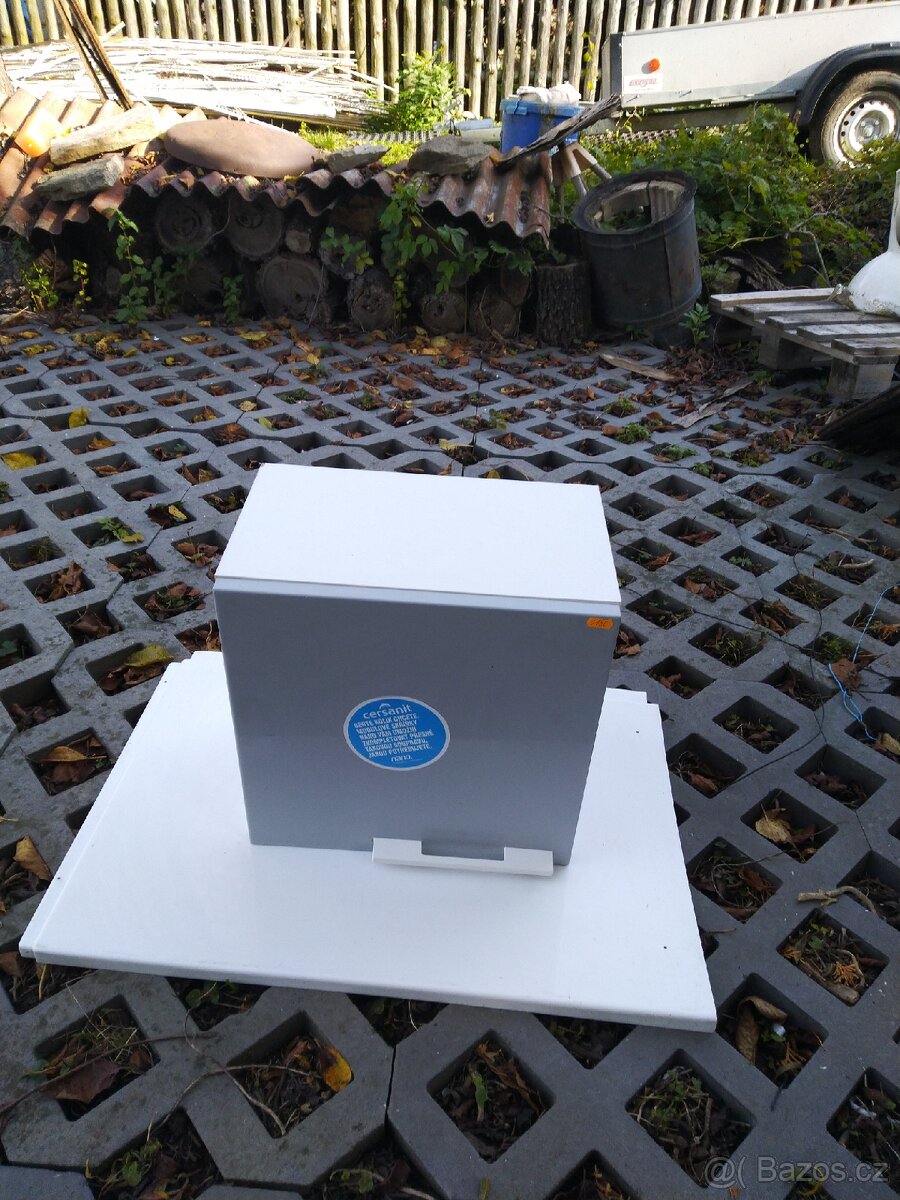 Závěsná koupelnová skříňka. - 4