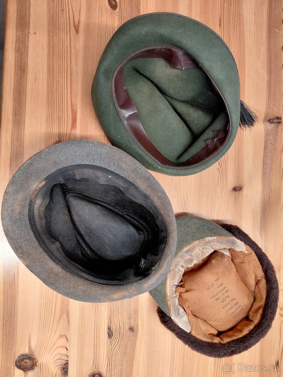 Myslivecké klobouky s odznaky - 4