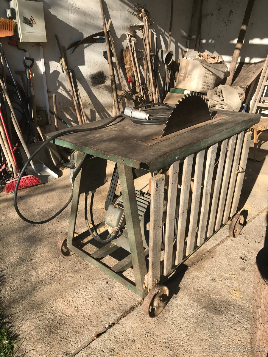 Pila cirkulárka na dřevo. - 4