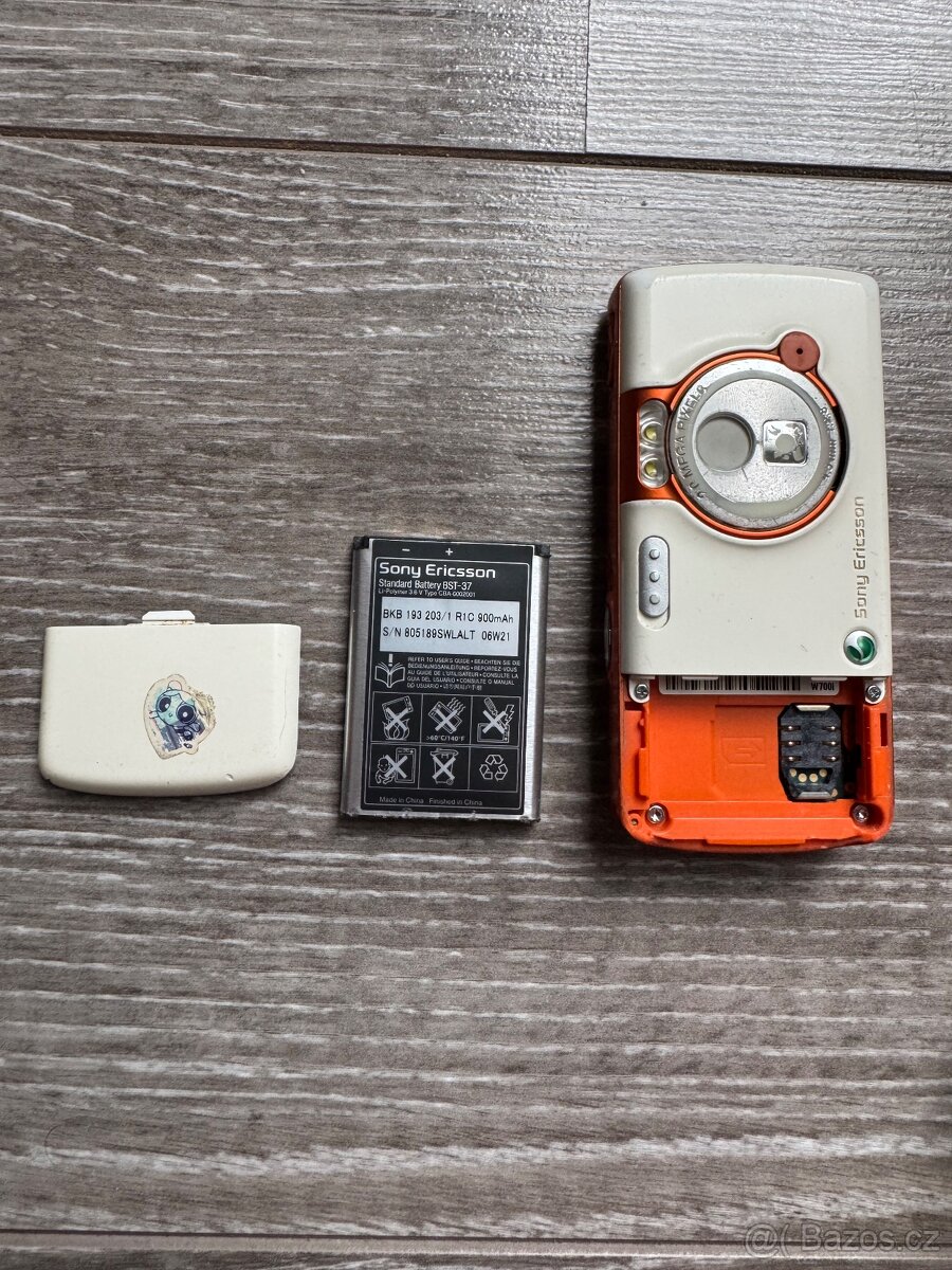 Sony Ericsson W700i Walkman - 4